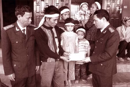 Đại diện Báo CAND - Chuyên đề ANTG, Doanh nghiệp Võng xếp Duy Lợi, Công an huyện Yên Thành chia buồn và tặng quà gia đình nạn nhân Nguyễn Thị Ngân.