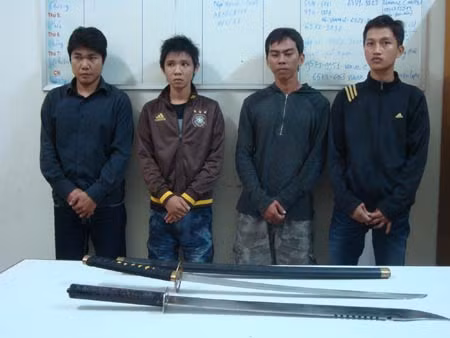 Bốn đối tượng giết người và hung khí gây án tại quán nhậu Phố Đêm.