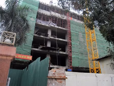 ĐH Luật Hà Nội nằm trong diện di dời mặc dù khu nhà A của trường mới chỉ xây xong phần thô.