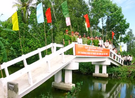 Cầu Ông Bích nhỏ trong ngày khánh thành, đưa vào sử dụng.