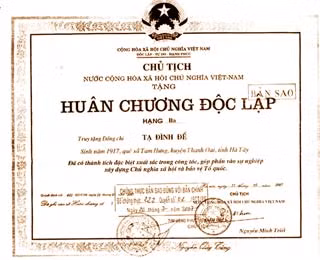 Huân chương Độc lập hạng 3 của chủ tịch nước truy tặng ông Tạ Đình Đề.