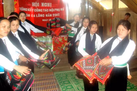 Điệu xòe đón khách của dân bản Ca Lông.