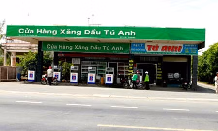Cây xăng của gia đình nạn nhân Ngô Tú Anh cũng là nơi Vinh đã hùn hạp để mở đại lý bán sim số, thẻ cào rồi lừa đảo hàng loạt nạn nhân.