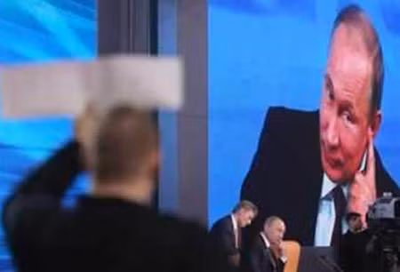 Tổng thống V. Putin lắng nghe câu hỏi của phóng viên.