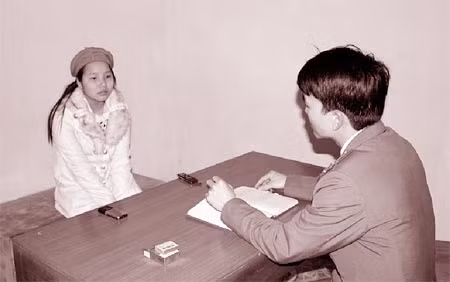 Uyên đang trả lời các câu hỏi của điều tra viên.