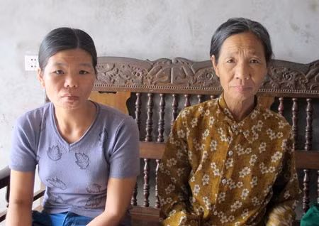 Hai mẹ con chị Nguyễn Thị Vui.