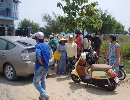 Những người hiếu kỳ tụ tập, bàn tán khi hay tin bà Liễu đi đầu thú.