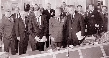 Tổng thống J. F. Kennedy cùng "bộ tứ" quản lý nút bấm hạt nhân thăm trụ sở SAC vào giữa tháng 9/1961.
