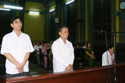 Ba bị cáo đang nghe tuyên án (riêng Lan được ngồi vì sức khỏe kém).