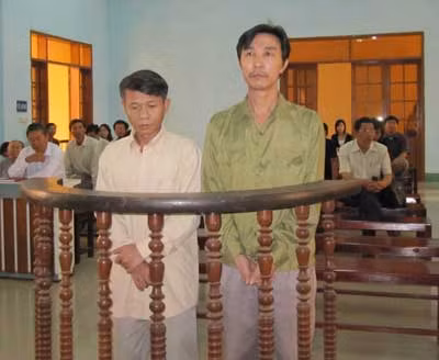 Bị cáo Lê Hải và Lê Xuân Hải tại tòa.