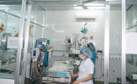 Cấp cứu ca biến chứng thần kinh do bệnh tay chân miệng tại Khoa chống độc Bệnh viện Nhi đồng 1 TP HCM.