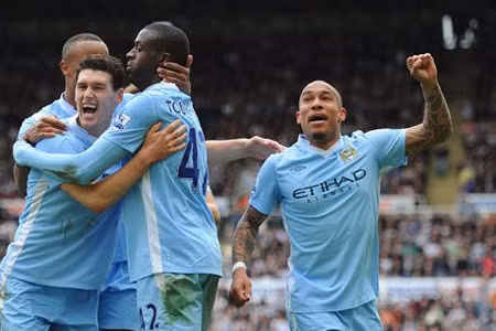 Hai đội bóng thành Manchester "chèn" nhau trước vạch đích ảnh 1