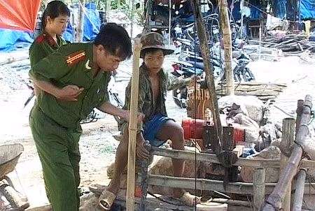Quảng Nam: Khai thác vàng giữa lòng thành phố ảnh 1
