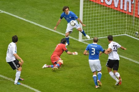 Balotelli lập cú đúp, Italia loại Đức ảnh 2