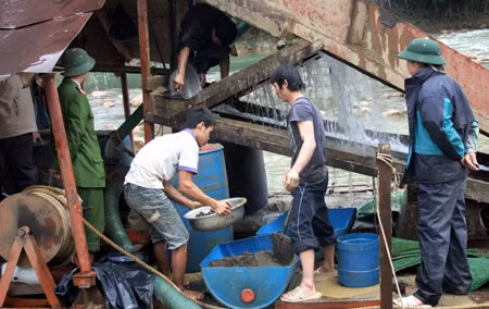 Cảnh sát môi trường kiểm tra lán trại khai thác vàng trái phép ở núi rừng A Lưới.