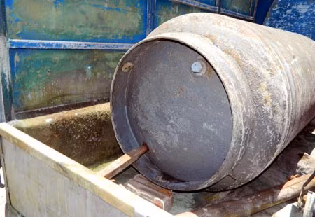 Xả khí độc khiến người dân rát mặt, cây cối bị chết ảnh 1