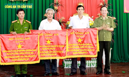Trung tướng Lê Quý Vương, Ủy viên TW Đảng, Thứ trưởng Bộ Công an trao tặng cờ thi đua của Bộ cho các tập thể có thành tích xuất sắc.