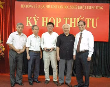 Phê phán hiện tượng mượn đề tài lịch sử để “giải thiêng” ảnh 1