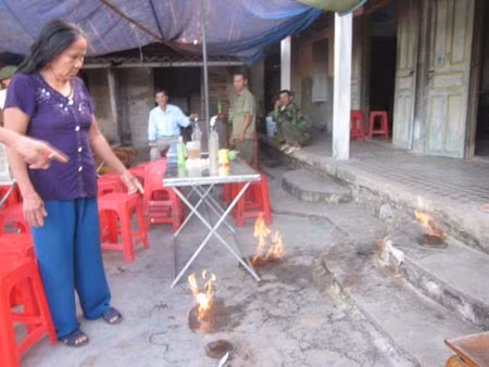Bà Tâm chỉ lại hiện trường nơi Thành đâm chết vợ.