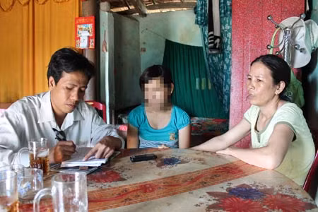 Cháu A. và mẹ đang kể lại cho chúng tôi về sự việc đáng buồn.