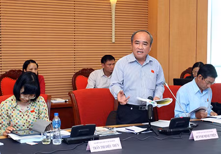 Đại biểu Quốc hội TP Hồ Chí Minh Huỳnh Minh Thiện phát biểu ý kiến. (Ảnh: TTXVN).