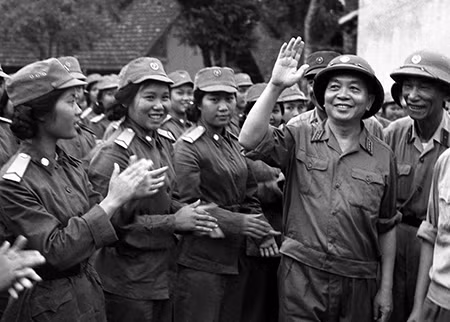 Đại tướng Võ Nguyên Giáp thăm các đơn vị nữ thông tin và nữ quân y đã tham gia lễ duyệt binh ngày 1/5/1973. (Ảnh: TTXVN).
