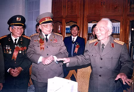 Đại tướng Võ Nguyên Giáp và các cựu sĩ quan cận vệ lực lượng Công an, Quân đội (năm 2009).