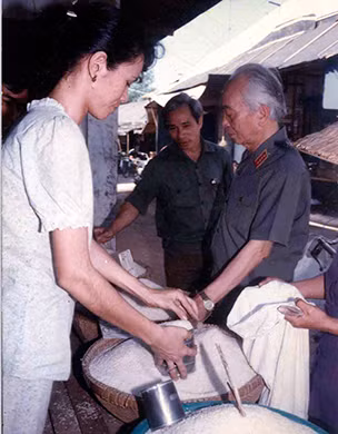 Đại tướng Võ Nguyên Giáp và cận vệ Đinh Xuân Thỉnh tại chợ Lệ Thủy (Quảng Bình) năm 1986.