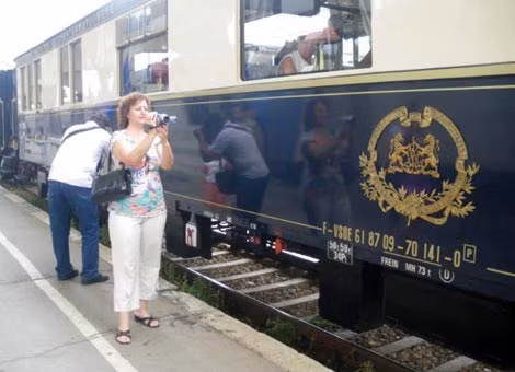Du khách chụp ảnh lưu niệm bên đoàn tàu xa hoa.