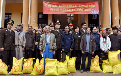 Đoàn công tác XH-TT Báo CAND cùng Thượng tá Nguyễn Thị Lý, Phó Trưởng phòng, Chủ tịch Hội Phụ nữ Văn phòng Tổng cục XDLL - Bộ Công an và Công an tỉnh Quảng Trị tặng quà đồng bào nghèo ở Vĩnh Ô, Vĩnh Linh.