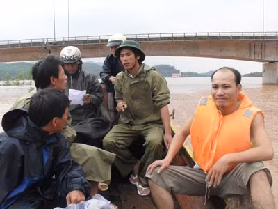 Ông Ngô Quyền: "Nếu không có những người như cha con thằng Tam, thằng Phương, thằng Điệp thì biết bao nhiêu bà con mất mạng vì lũ". Anh Lê Văn Điệp (người thứ 2 từ phải sang), sau lũ tiếp tục chở các nhà hảo tâm đi cứu trợ đồng bào. Cha con anh Ngô Văn Tam.