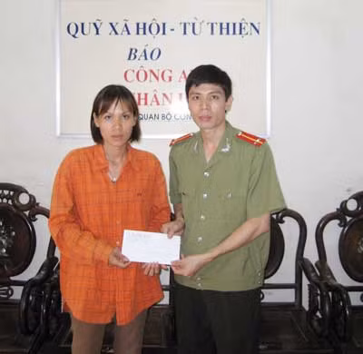 Báo CAND trao tiền ủng hộ cháu bé bị điện giật hỏng hai tay ảnh 1