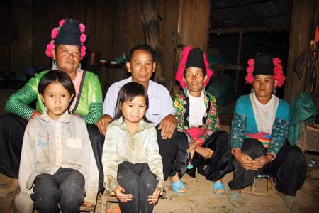 Ông Di và 3 người vợ của mình.