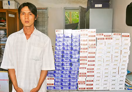 Đối tượng Nguyễn Minh Đức cùng tang vật.