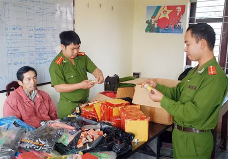 Kiểm kê số lượng pháo và đồ chơi Trung Quốc bị Công an tỉnh Đắk Nông thu giữ.