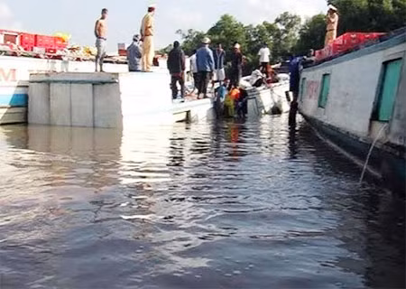 Hiện trường vụ lật tàu chở hàng.