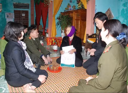 Đại tá Nguyễn Hồng Thái, thăm hỏi, động viên và tặng quà bà Ngô Thị Mai Ngự.