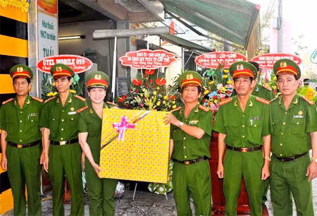 Lãnh đạo Sở Cảnh sát PCCC tặng quà cho Giám đốc Trung tâm 19/8 nhân dịp khai trương cửa hàng ủy quyền của mạng điện thoại Gtel Mobile.