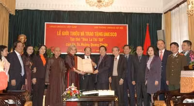 Trao tặng UNESCO cuốn sách “Hoa Lư thi tập” ảnh 1