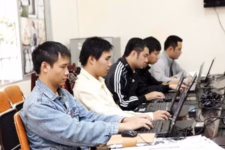 Các phóng viên, biên tập viên gấp rút chuẩn bị cho ngày phát sóng ANTV. ảnh: Thiện Hoàng.