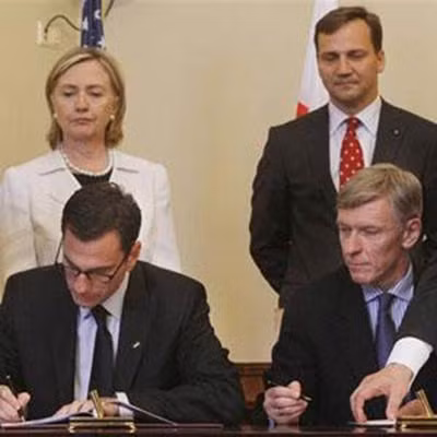 Ngoại trưởng Mỹ Hilarry Clinton và Ngoại trưởng Ba Lan Radek Sikorski chứng kiến Lễ Ký kết hiệp định song phương về phòng thủ tên lửa tại Krakow.