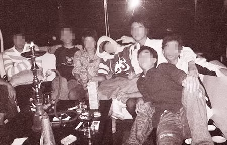 Một nhóm dân chơi bên bàn đèn shisha.