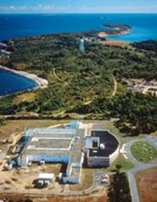 Plum Island, một đảo nhỏ ngoài khơi Long Island của New York, nơi đặt phòng thí nghiệm dịch bệnh động vật đầu tiên của Mỹ.