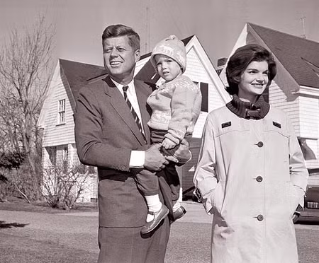 Vợ chồng Tổng thống Kennedy và con gái.