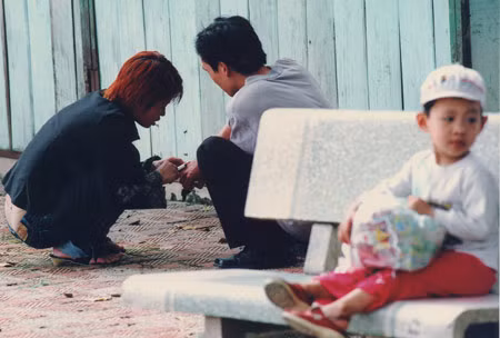 Mải mê ma túy bỏ quên con. Ảnh: Quang Phùng.