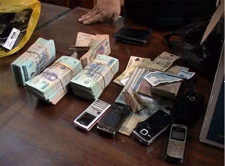 Tang vật vụ cướp tiền tại khu biệt thự Linh Đàm.