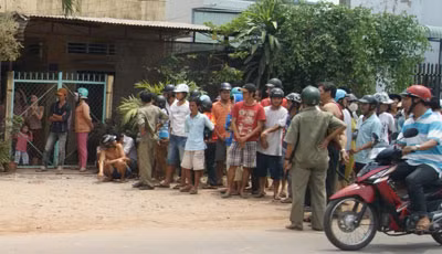 Người dân nô nức khi nghe tin bọn rạch đùi nữ sinh bị Công an tóm.
