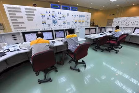 Các kỹ thuật viên ở nhà máy năng lượng hạt nhân Bushehr của Iran.