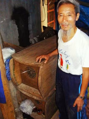 Ông Hoàng Ngọc Trương rất tự hào với những cỗ hậu sự ngọc am của mình.