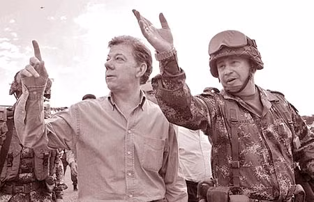 Tổng thống Santos tại một địa điểm bị FARC tấn công.